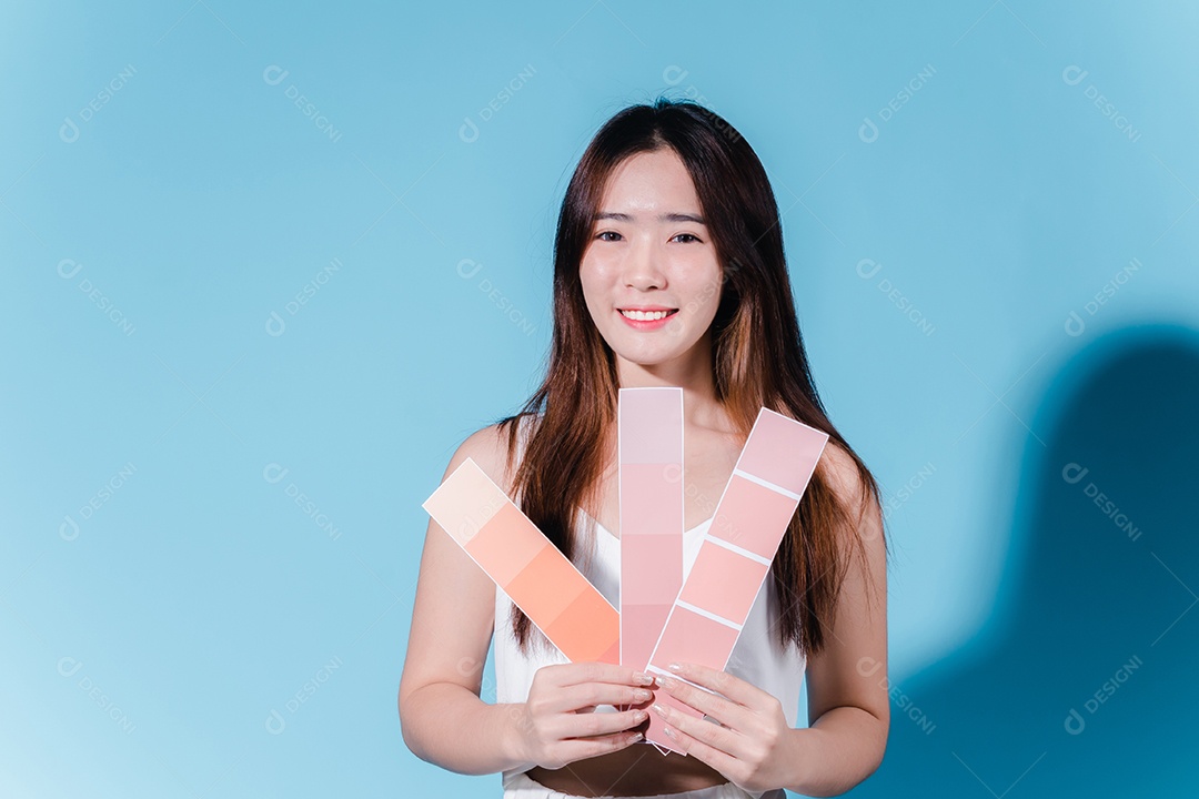 Mulher de beleza asiática encantadora segura protetor solar com proteção