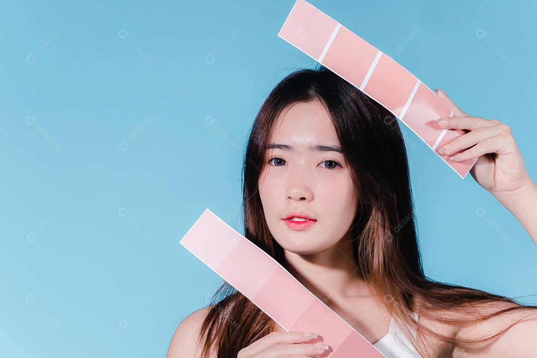 Mulher de beleza asiática encantadora segura protetor solar com proteção