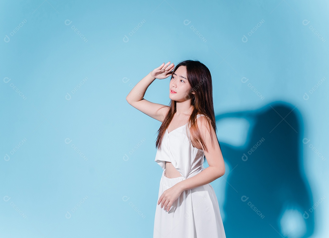 Mulher de beleza asiática encantadora segura protetor solar