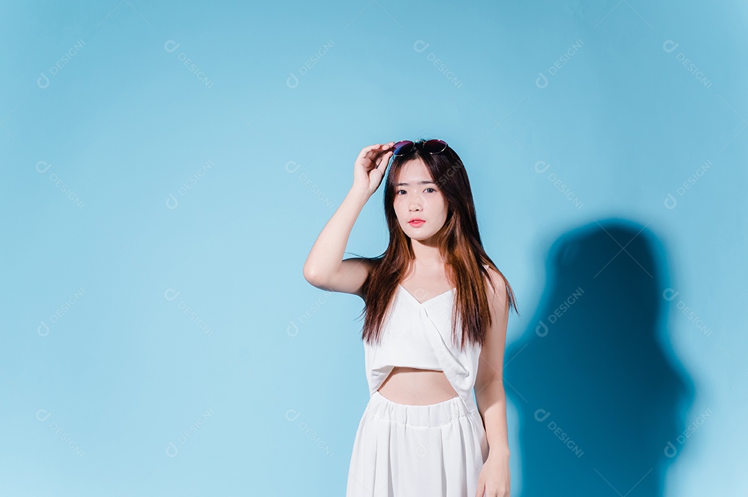 Mulher de beleza asiática encantadora segura protetor solar