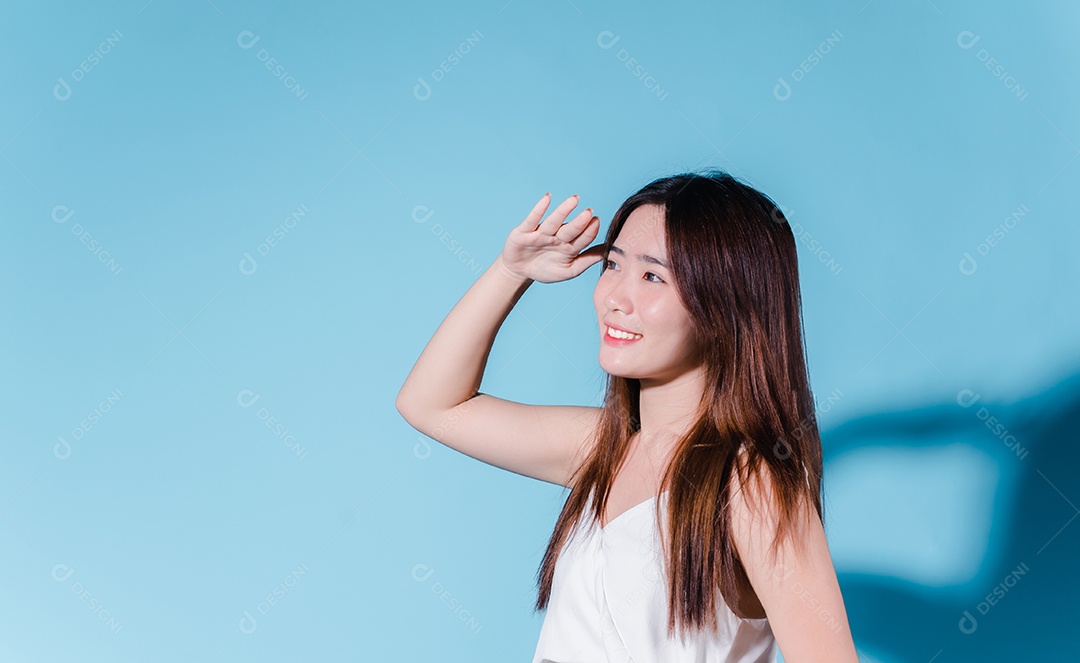 Mulher de beleza asiática encantadora em fundo azul