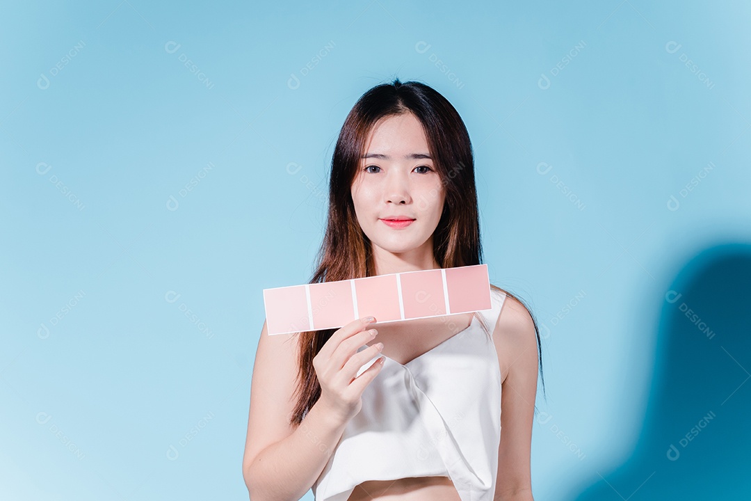 Mulher de beleza asiática encantadora em fundo azul