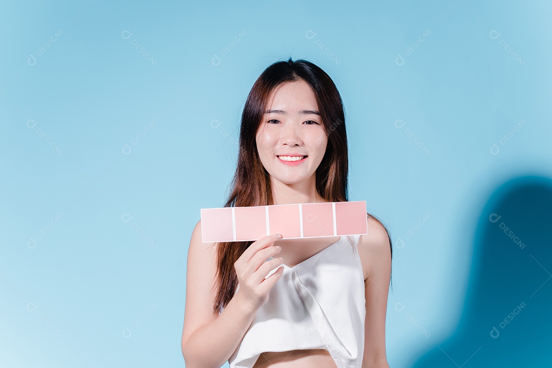 Mulher de beleza asiática encantadora em fundo azul