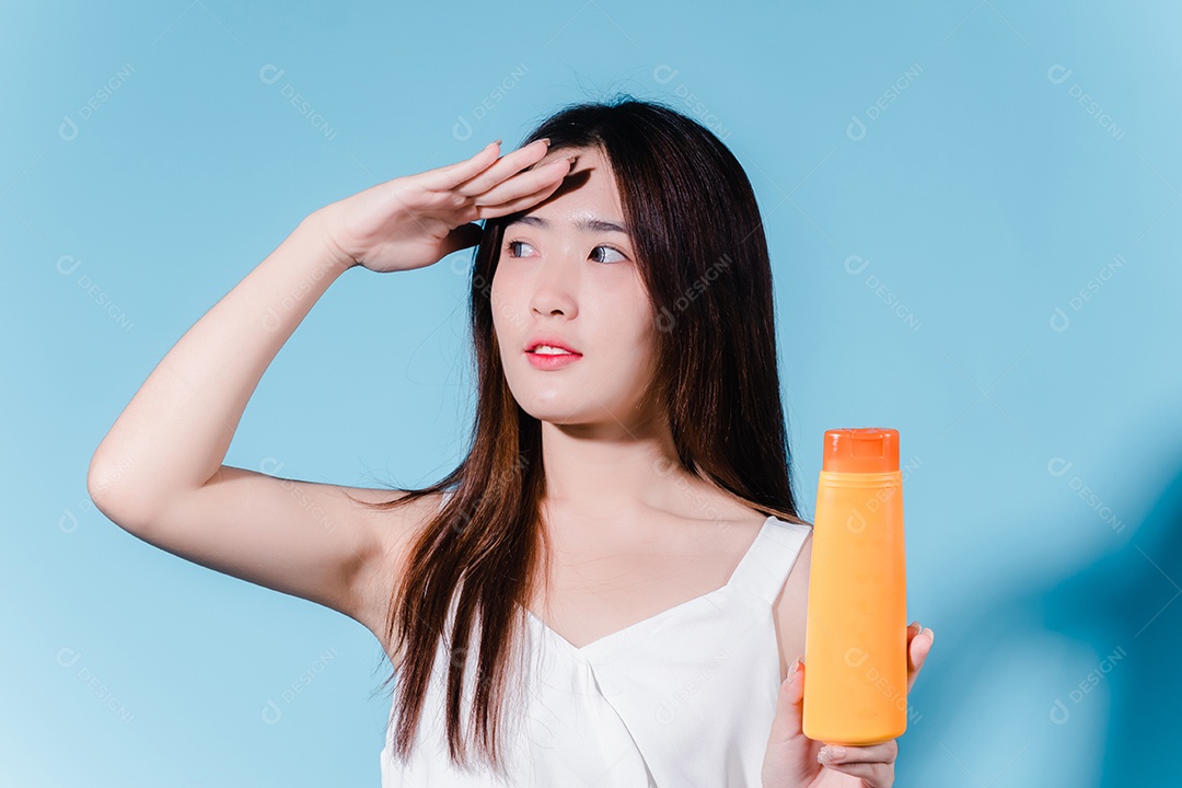 Mulher de beleza asiática encantadora em fundo azul