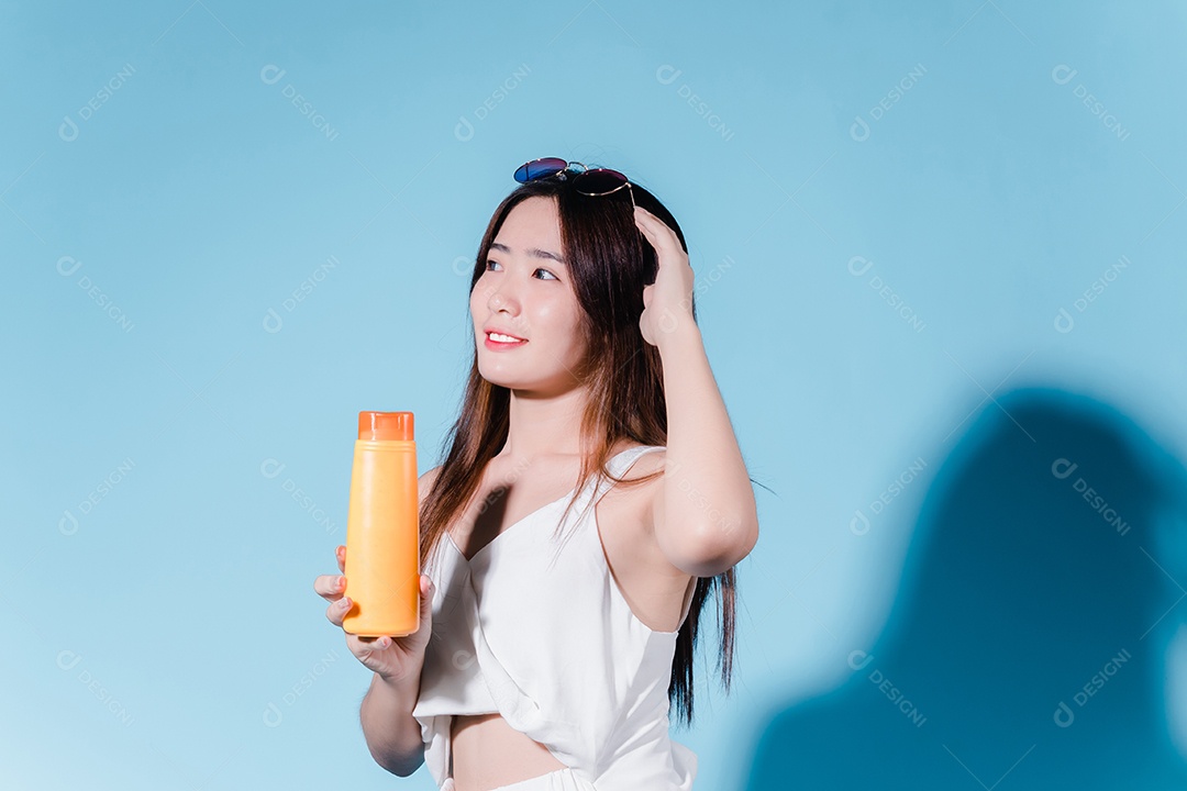 Mulher de beleza asiática encantadora em fundo azul