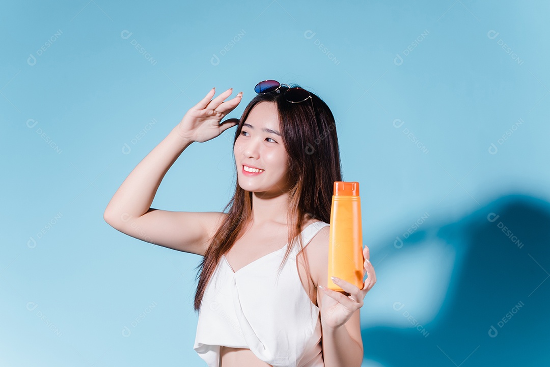 Mulher de beleza asiática encantadora em fundo azul