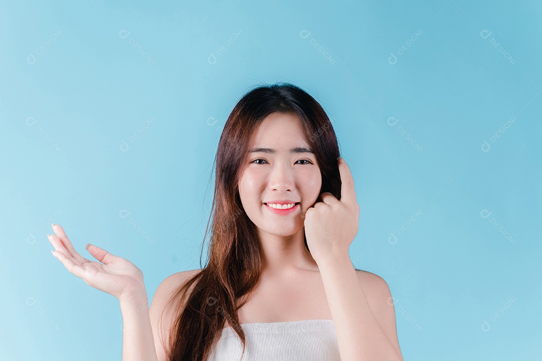 Mulher de beleza asiática encantadora em fundo azul