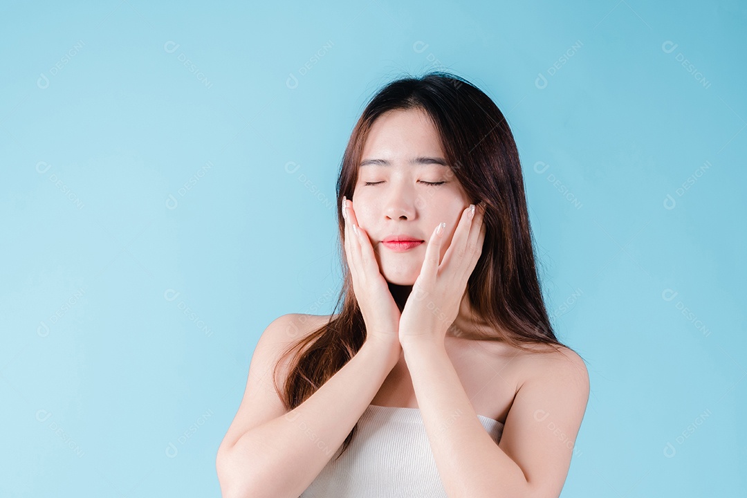 Retrato encantador de uma mulher asiática sorrindo com maquiagem