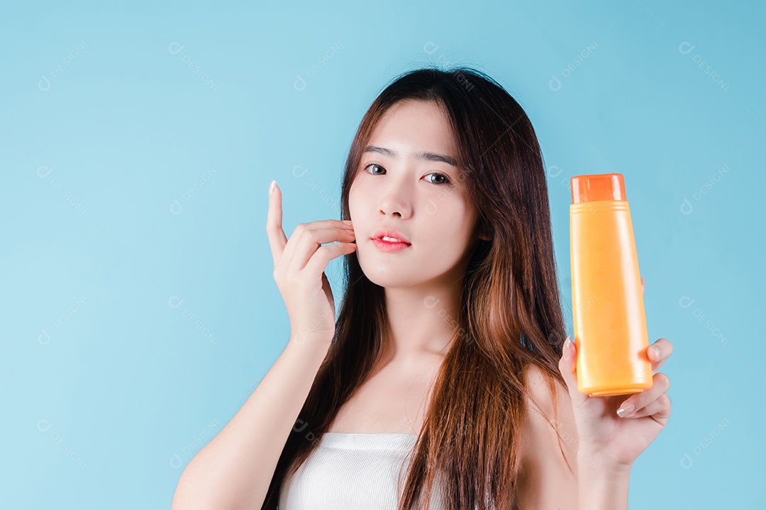 Mulher de beleza asiática encantadora segura protetor solar