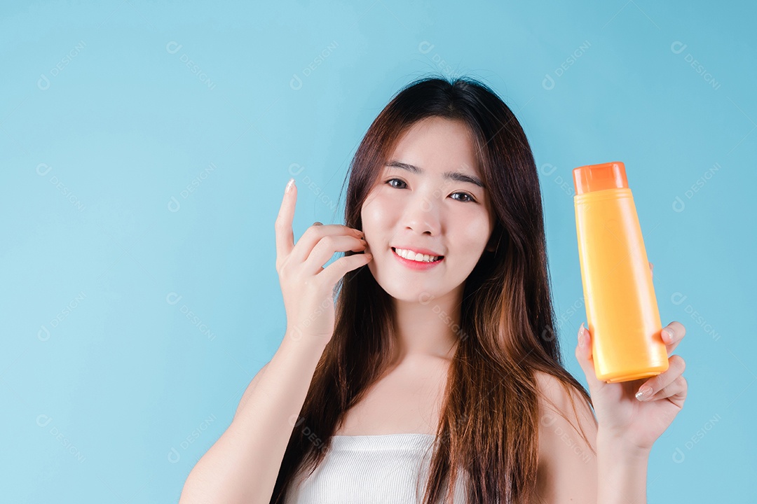 Mulher de beleza asiática encantadora em fundo azul