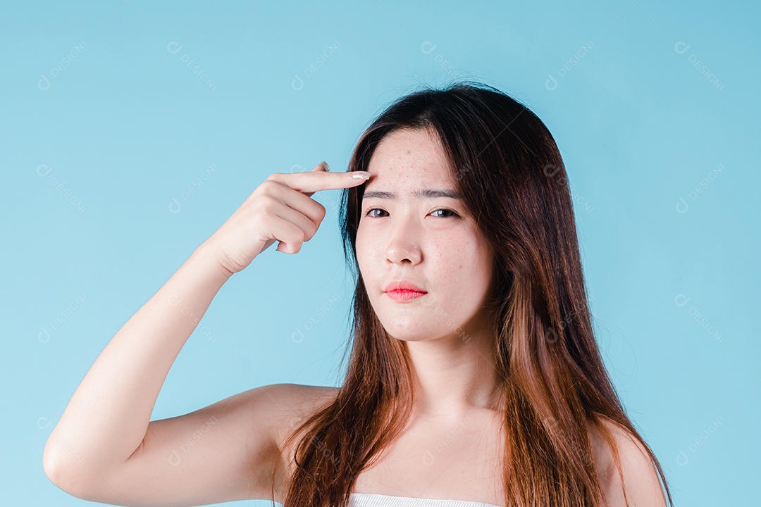 Mulher de beleza asiática encantadora em fundo azul