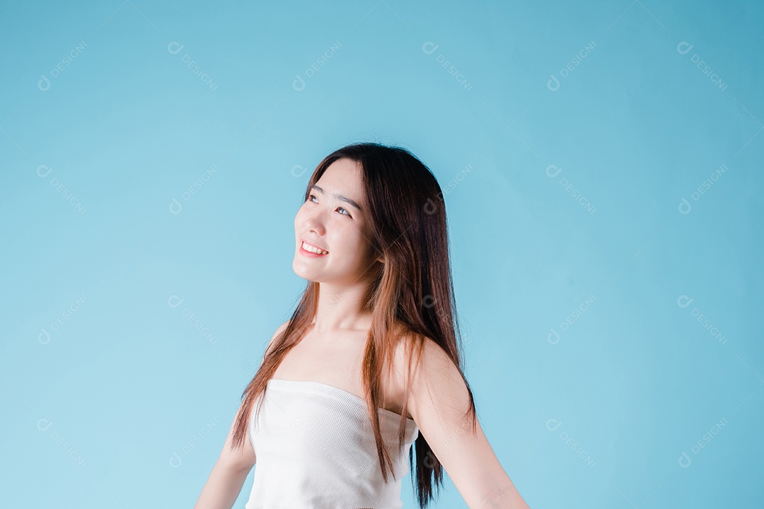 Retrato encantador de uma mulher asiática sorrindo com maquiagem