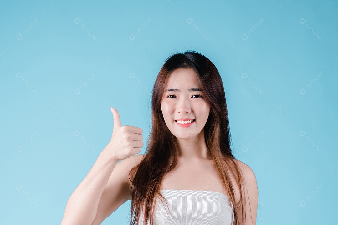 Retrato encantador de uma mulher asiática sorrindo com maquiagem