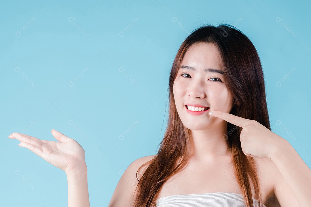 O sorriso da mulher asiática mostra o gesto