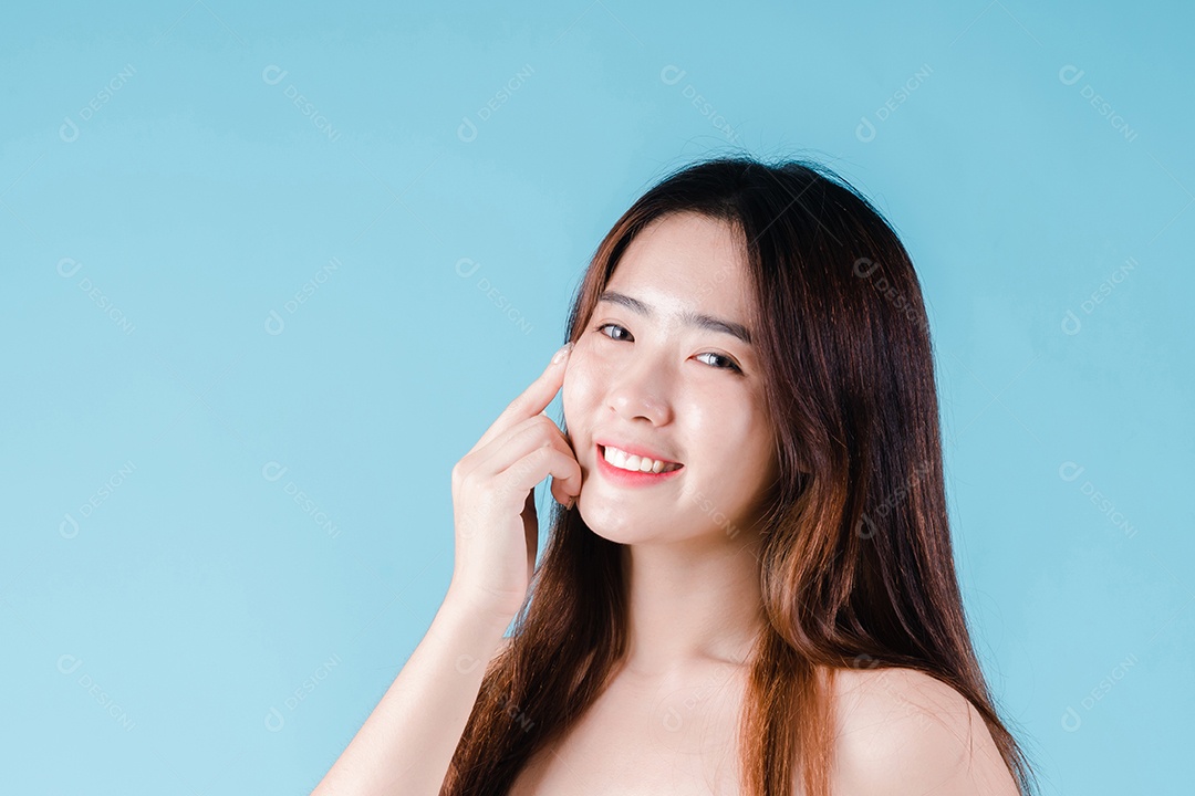 O sorriso da mulher asiática mostra o gesto