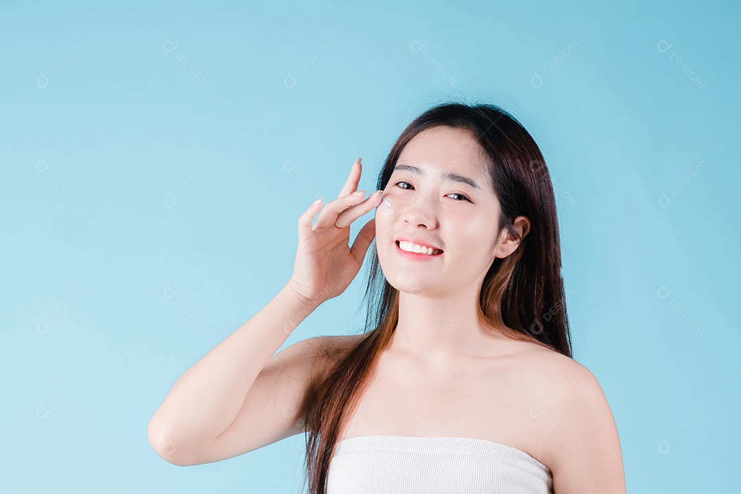 Mulher de beleza asiática aplicando hidratante, loção