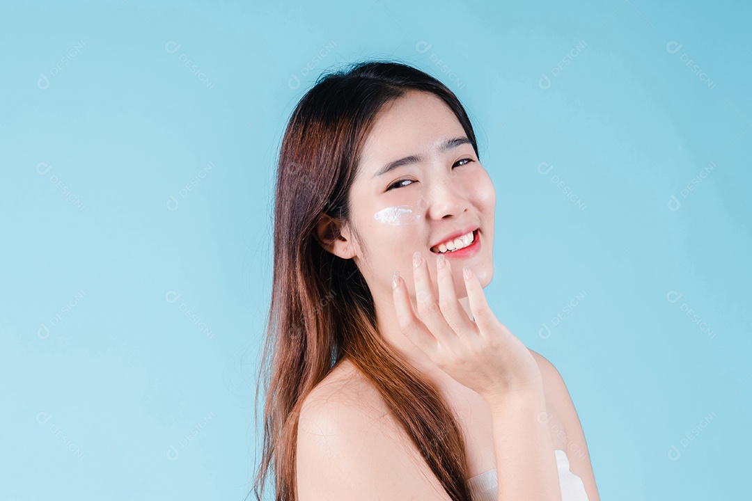 Mulher de beleza asiática aplicando hidratante, loção