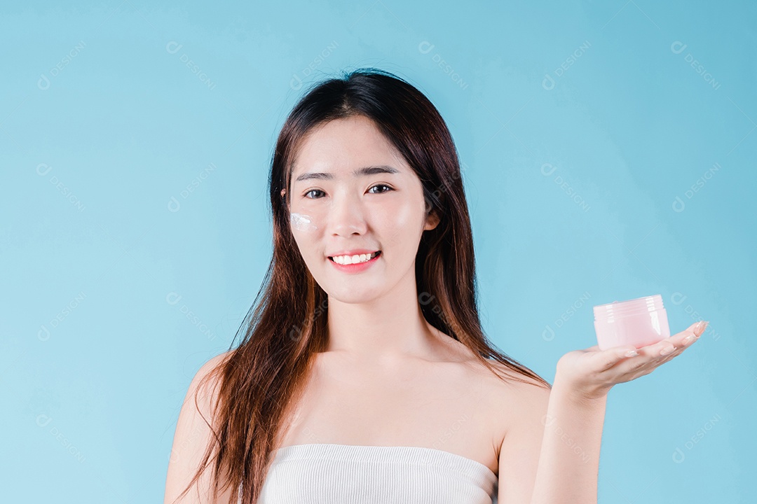 Mulher de beleza asiática aplicando hidratante, loção