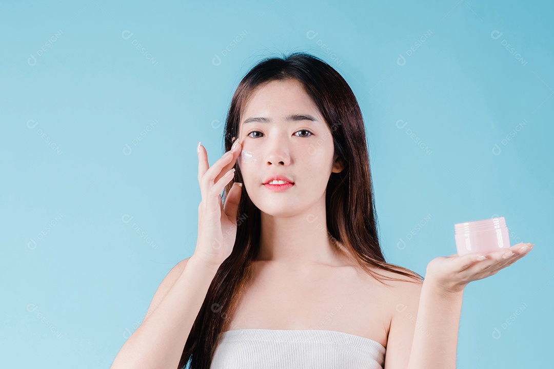 Mulher de beleza asiática aplicando hidratante, loção