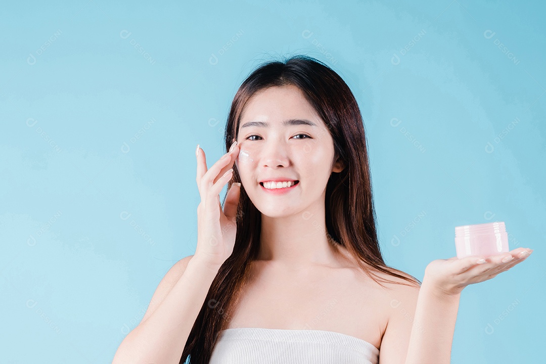Mulher de beleza asiática aplicando hidratante, loção