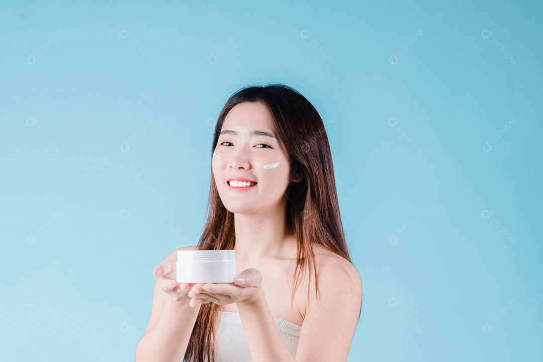 Mulher de beleza asiática aplicando hidratante, loção