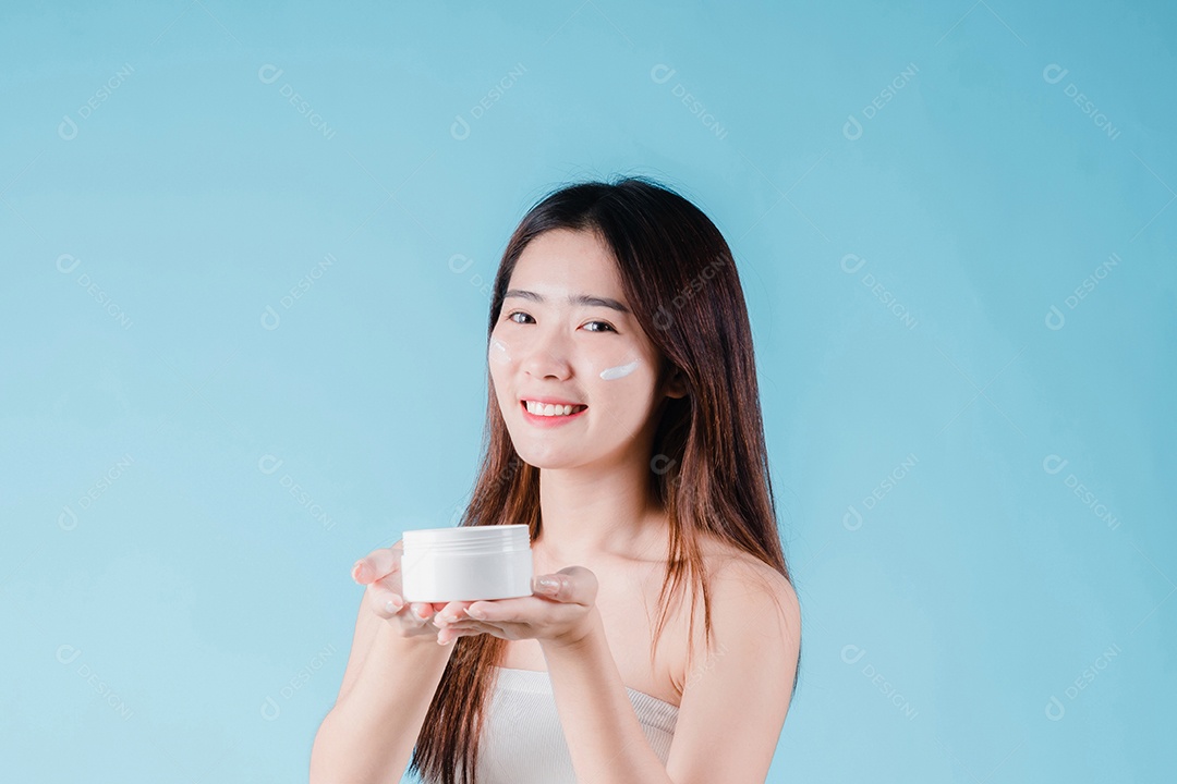 Mulher de beleza asiática aplicando hidratante, loção