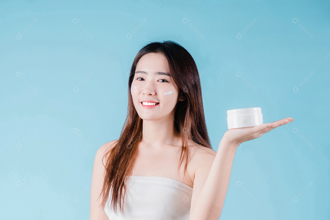 Mulher de beleza asiática aplicando hidratante, loção