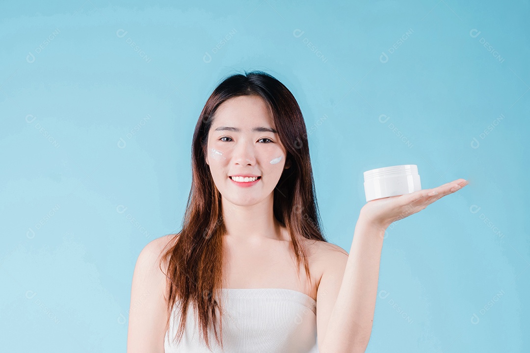 Mulher de beleza asiática aplicando hidratante, loção