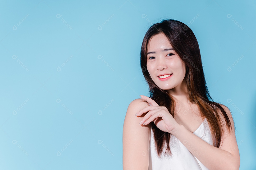 Mulher de beleza asiática encantadora em sessão de fotos com fundo azul