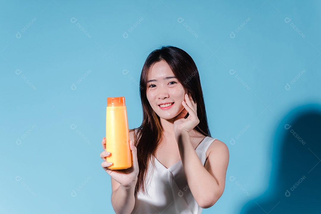 Mulher de beleza asiática encantadora segura protetor solar