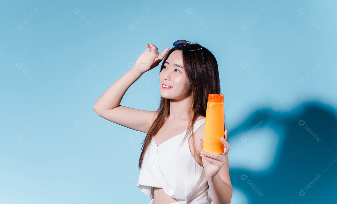 Mulher de beleza asiática encantadora segura protetor solar