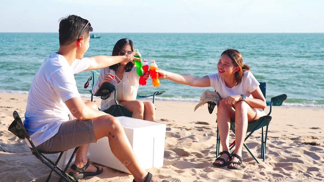 Grupo de amigos jovens curtindo na praia