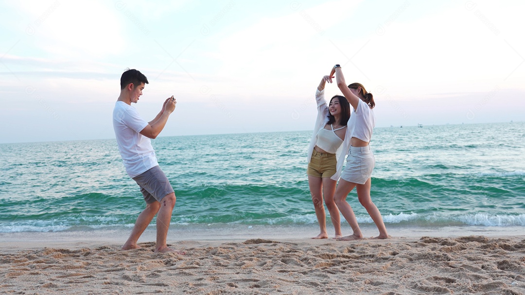 Grupo de amigos jovens curtindo na praia