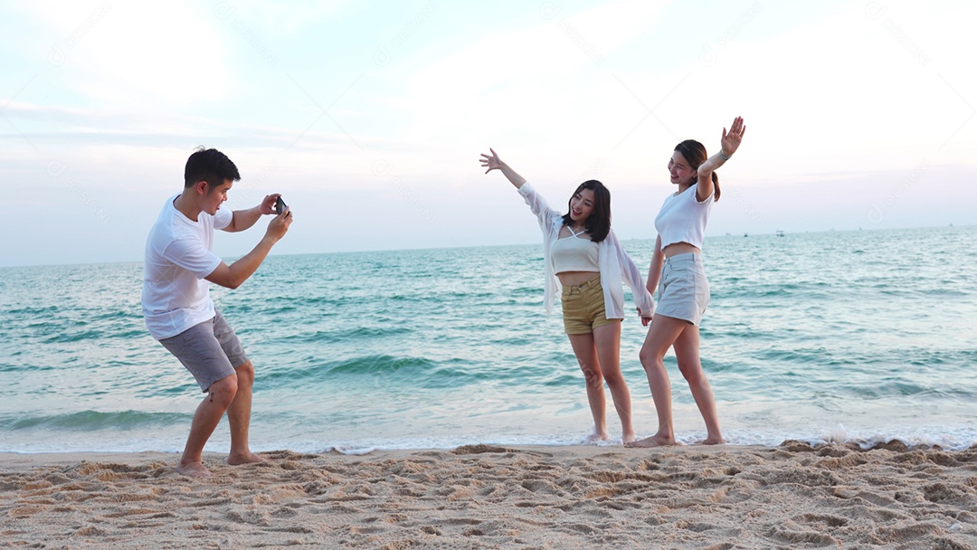 Grupo de amigos jovens curtindo na praia