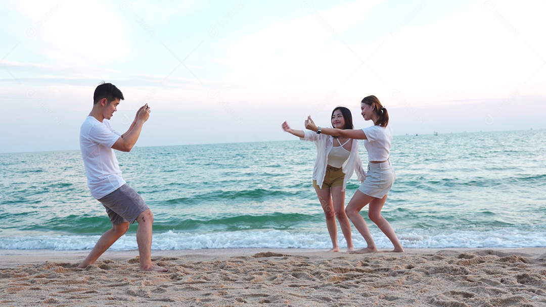 Grupo de amigos jovens curtindo na praia