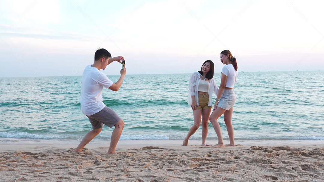 Grupo de amigos jovens na praia
