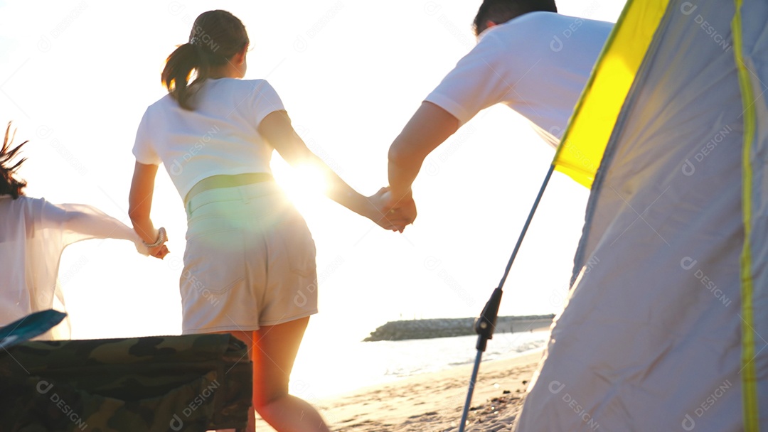 Grupo de amigos jovens na praia