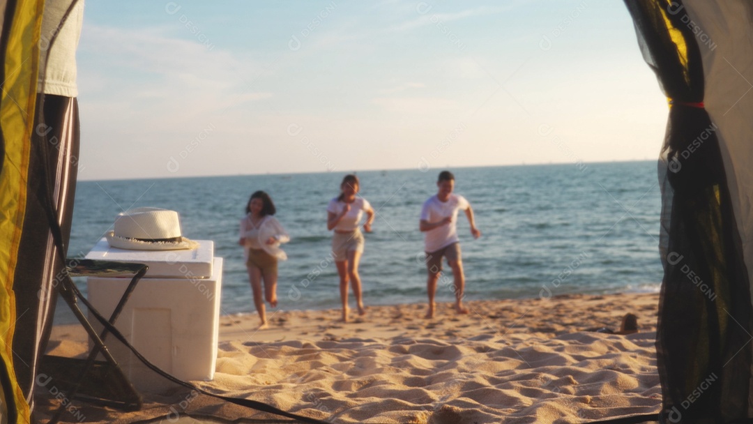 Grupo de amigos jovens na praia