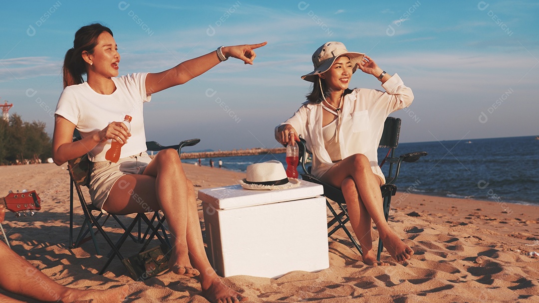 Grupo de amigos jovens na praia