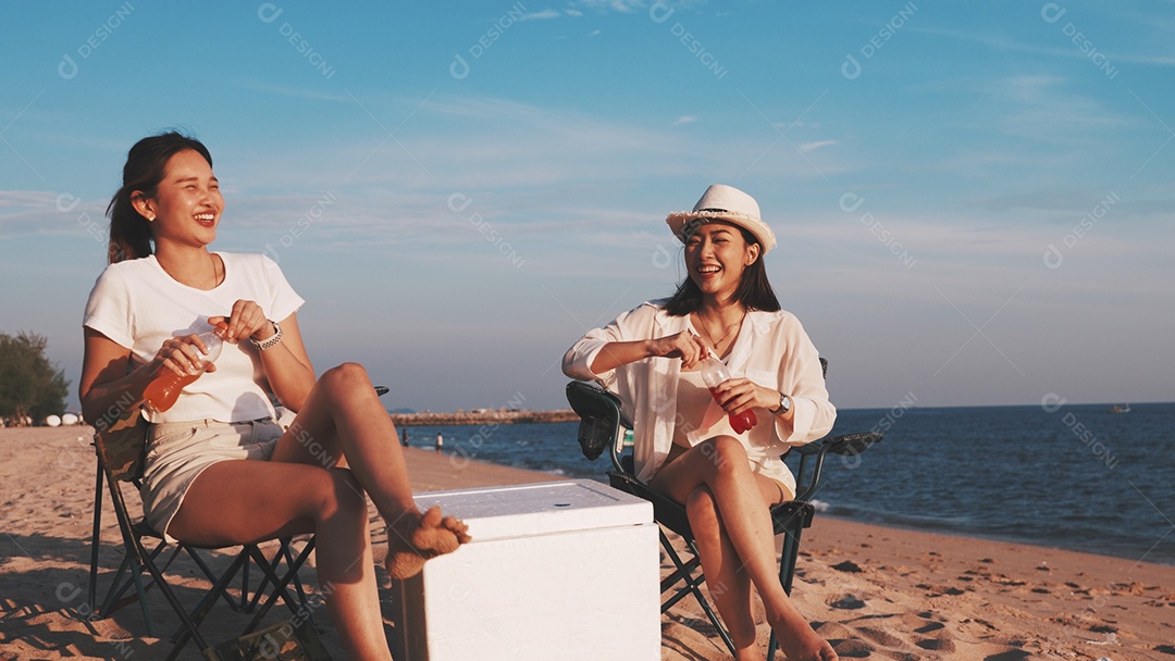 Grupo de jovens amigos curtindo na praia