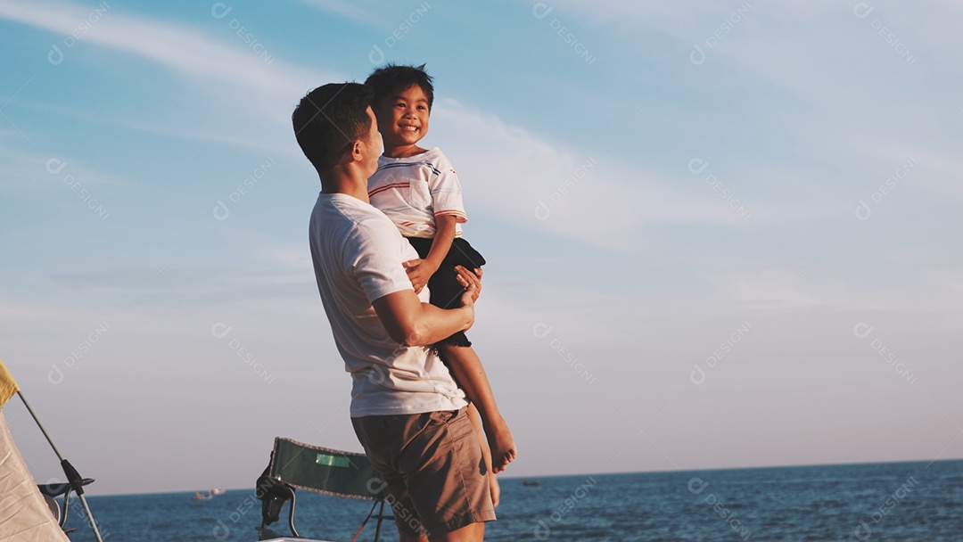 Linda família curtindo férias na praia
