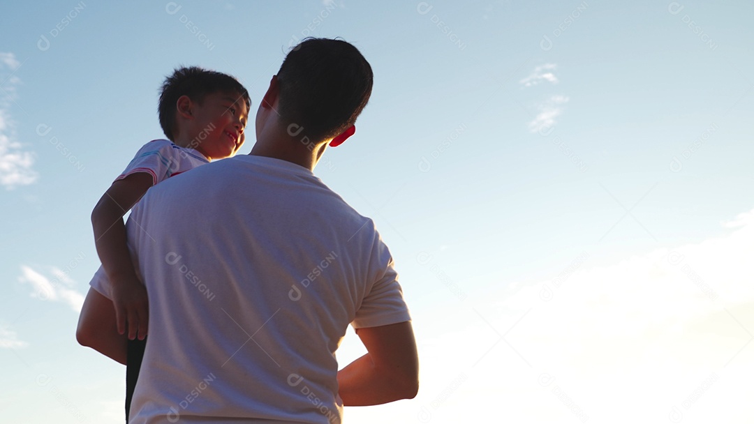 Linda família curtindo férias na praia