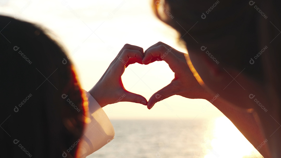 Casal curtindo férias na praia