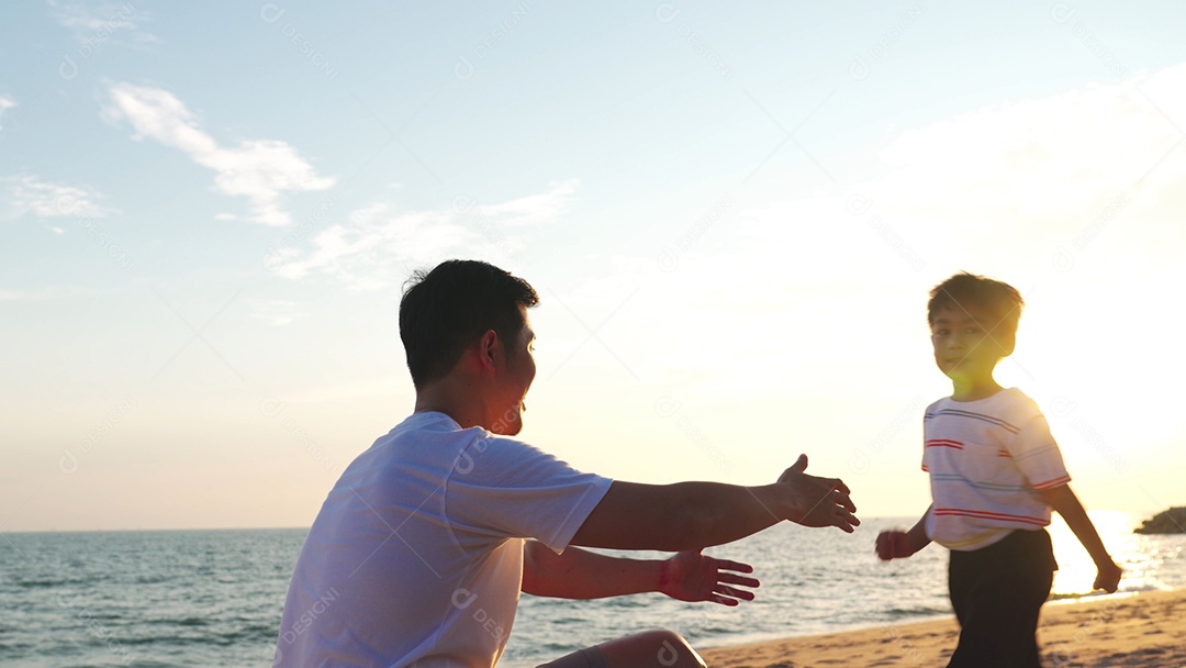 Linda família curtindo férias na praia