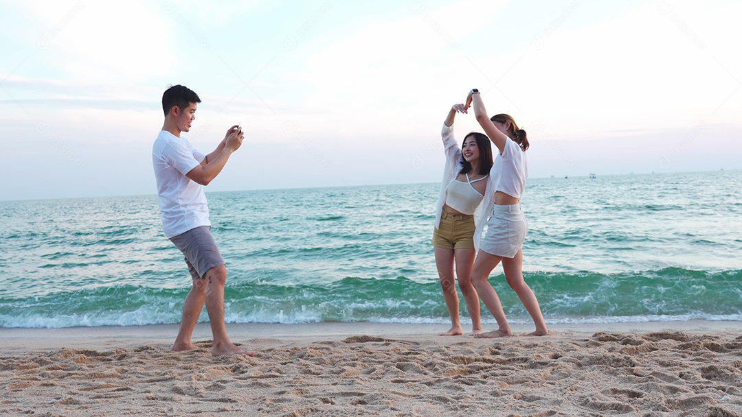 Jovens felizes curtindo o verão na praia