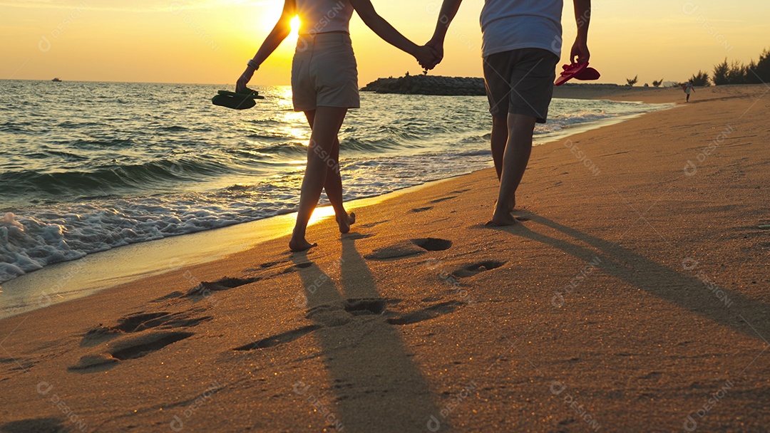Jovens felizes curtindo o verão na praia