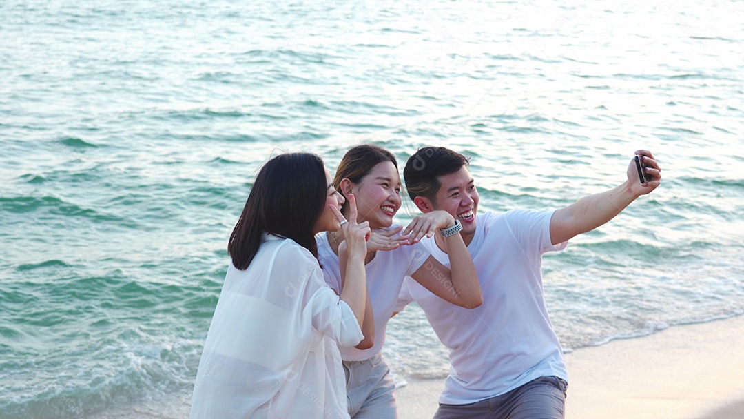Jovens felizes curtindo o verão na praia