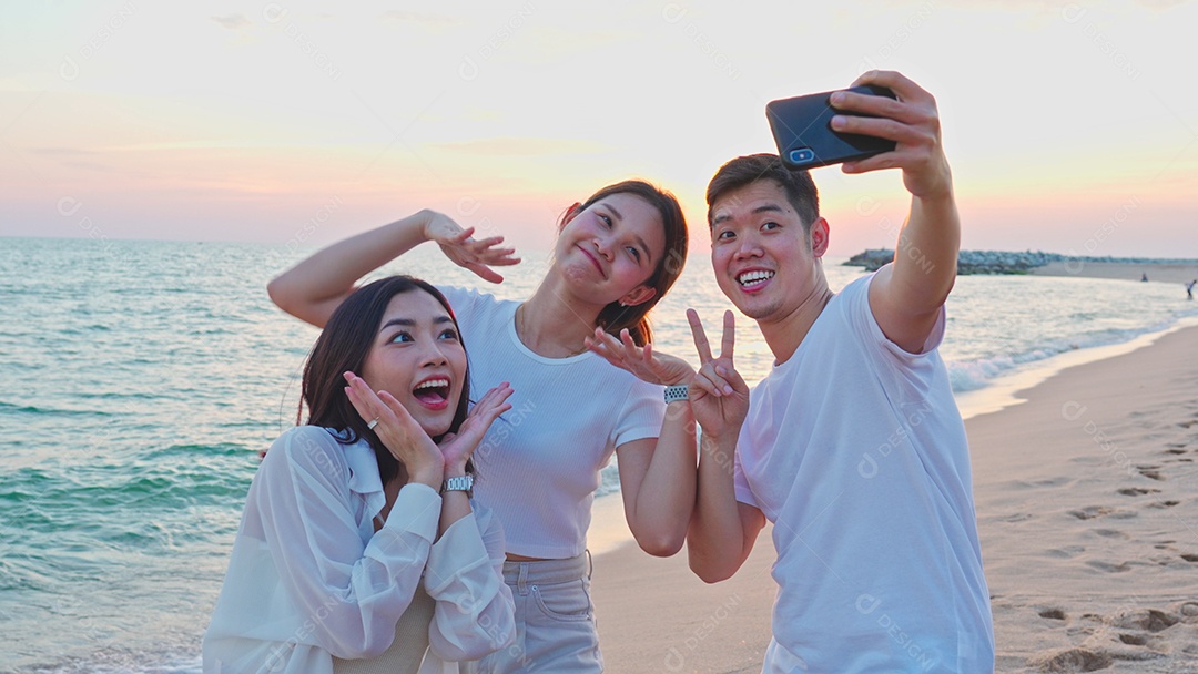 Jovens felizes curtindo o verão na praia