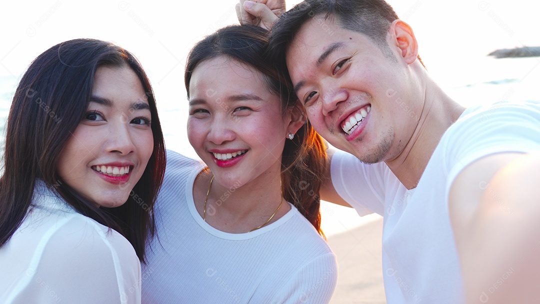 Jovens felizes curtindo o verão na praia