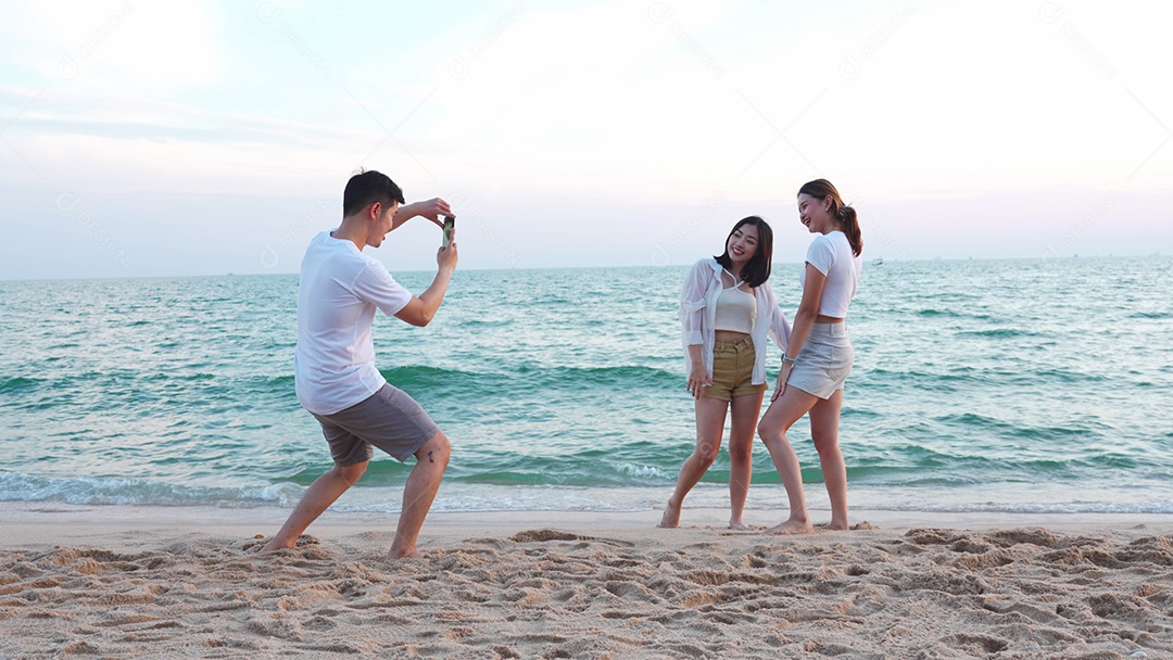 Jovens felizes curtindo o verão na praia
